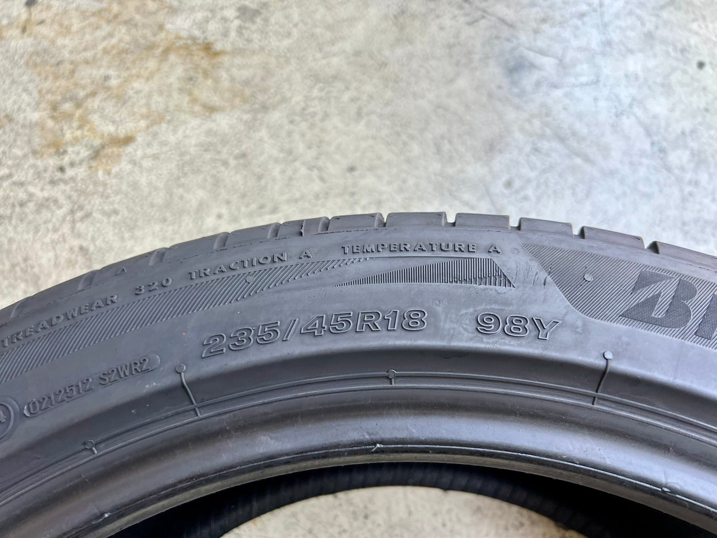 Usato: 01 Pneumatico 235/45R18 98Y Bridgestone estivo 85% residui