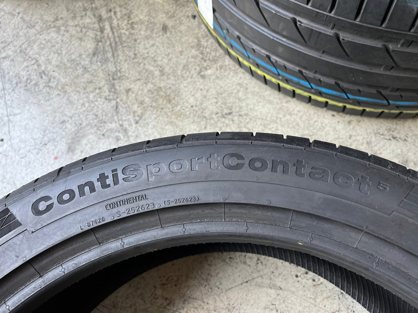 Usato: 4 Gomme 235/45R20 100V XL Continental estive 85% residui