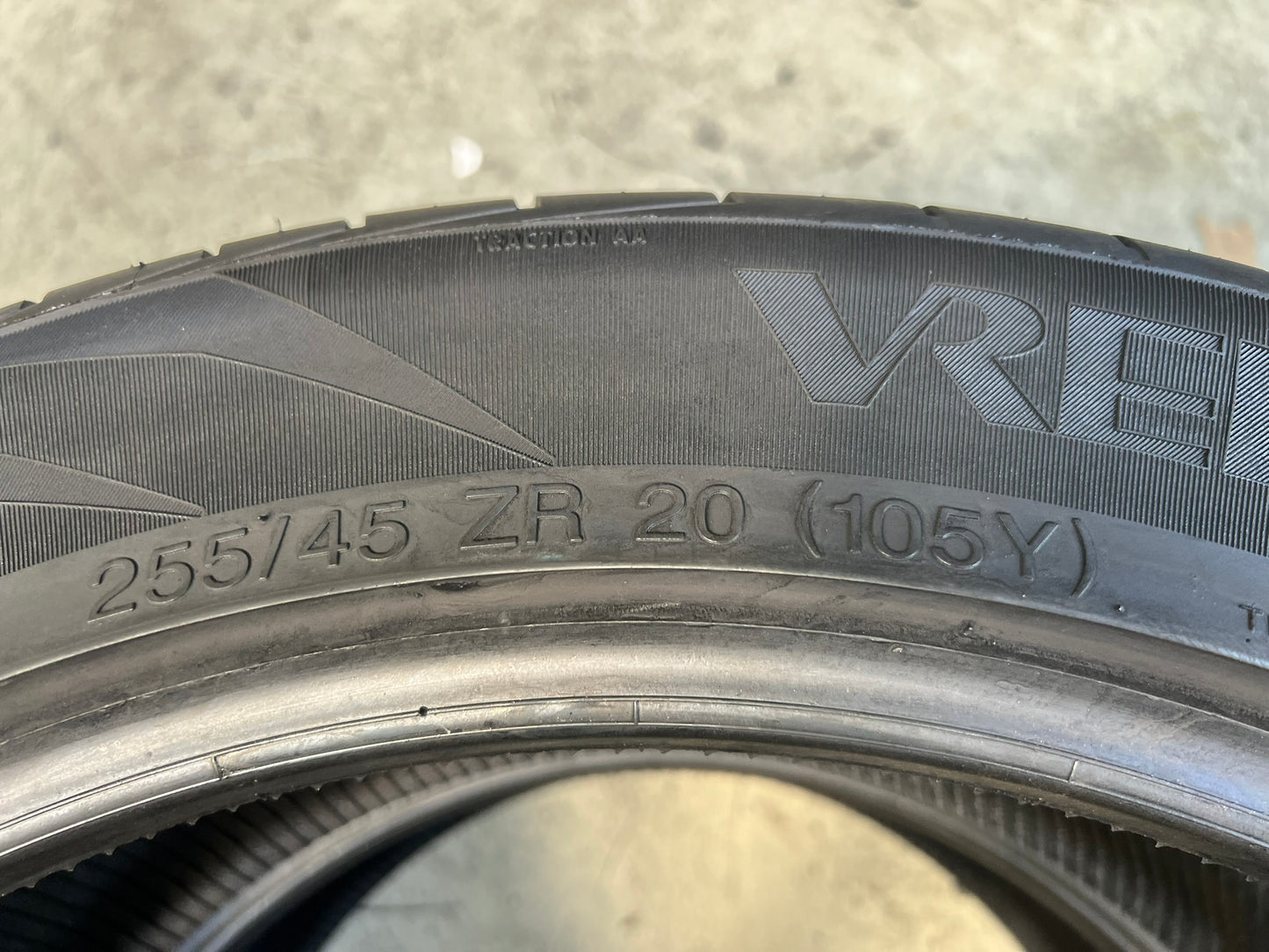 Usato: 2 Gomme 255/45R20 105Y XL Vredestein estivo 95% residui