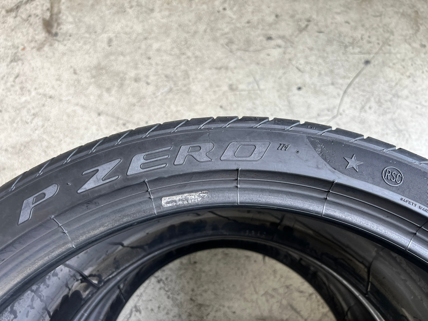 Usato: 2 Gomme 275/35R20 102Y Pirelli RFT estive 90% residui