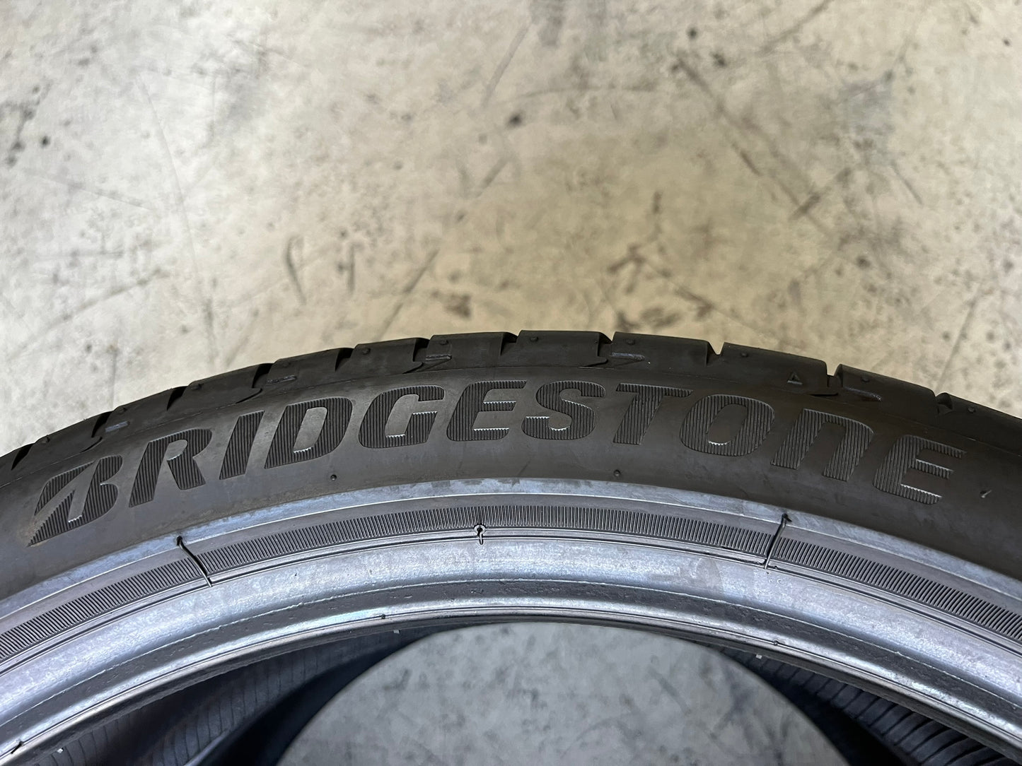 Usato: 2 Gomme 245/40R21 96Y Bridgestone FRT estive 90% residui