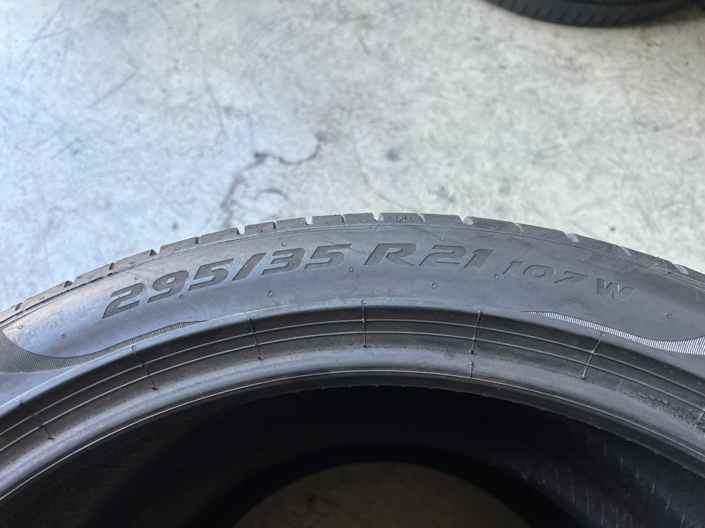 Usato: 2 Gomme 295/35R21 107W XL Pirelli estive 80% residui