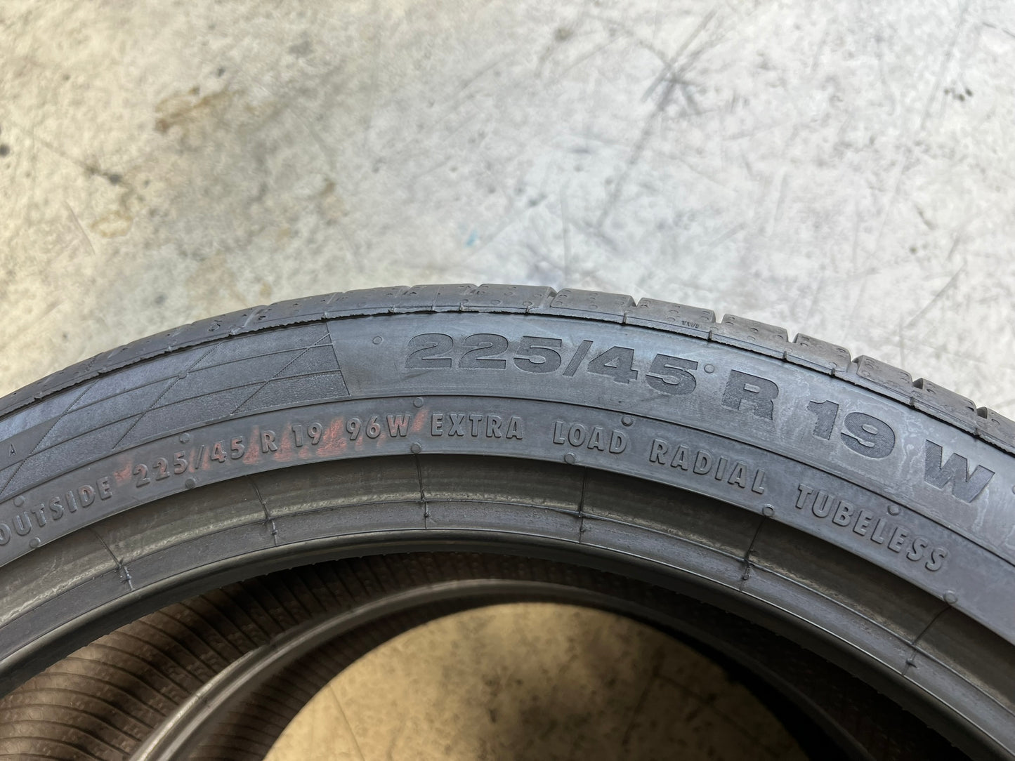 Usato: 2 Gomme 225/45R19 96W XL Continental Estive 95% residui