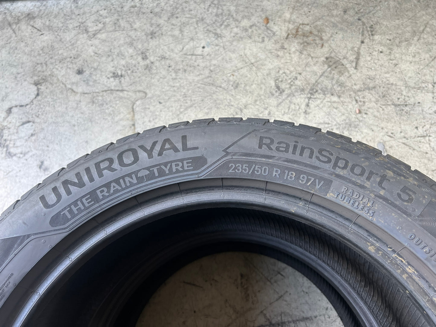 Usato: 2 Gomme 235/50R18 97V Uniroyal estivo 95% residui