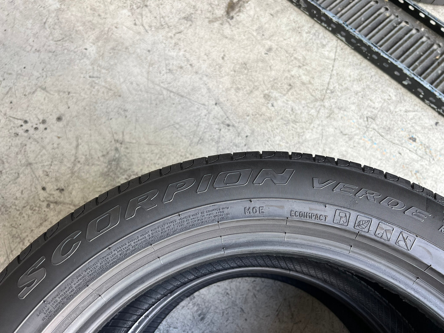 Usato: 2 Gomme 235/55R19 101V Pirelli RFT estive 85% residui