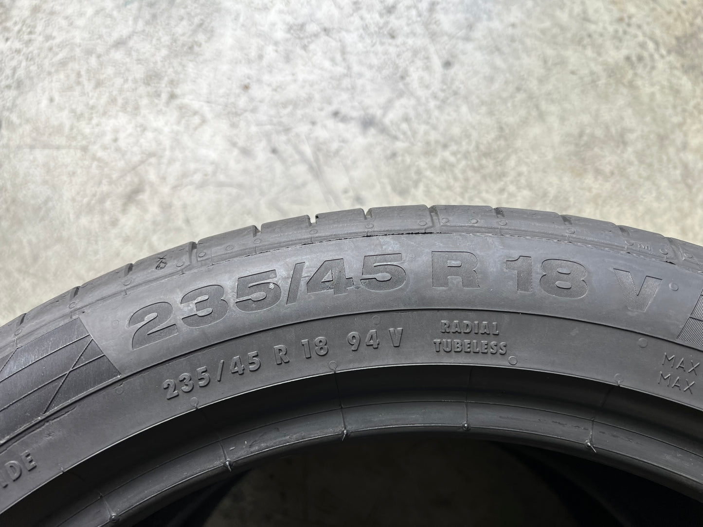 Usato: 2 Gomme 235/45R18 94V Continental estive 80% residui