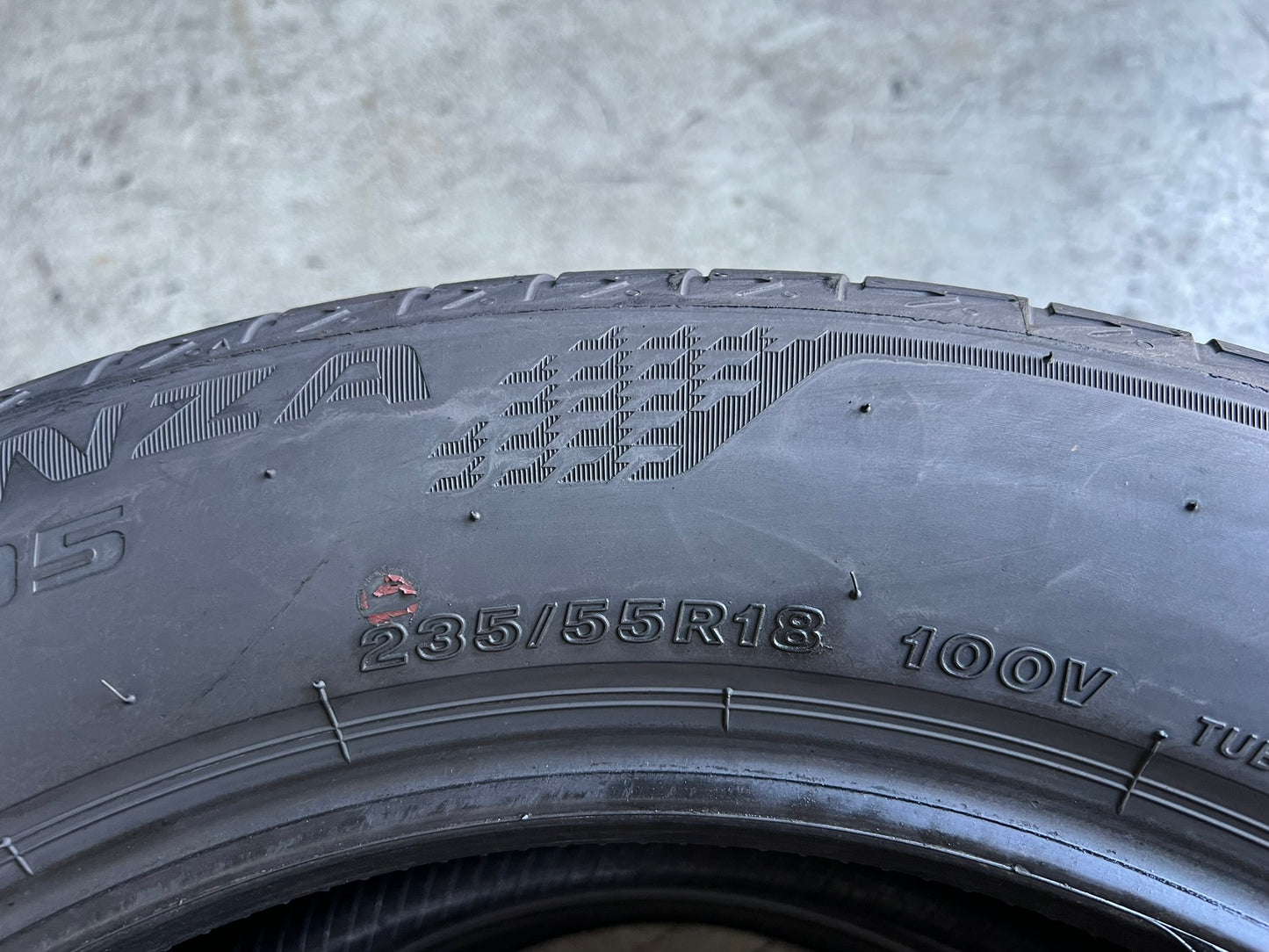 Usato: 2 Gomme 235/55R18 100V Bridgestone estivo 80% residui