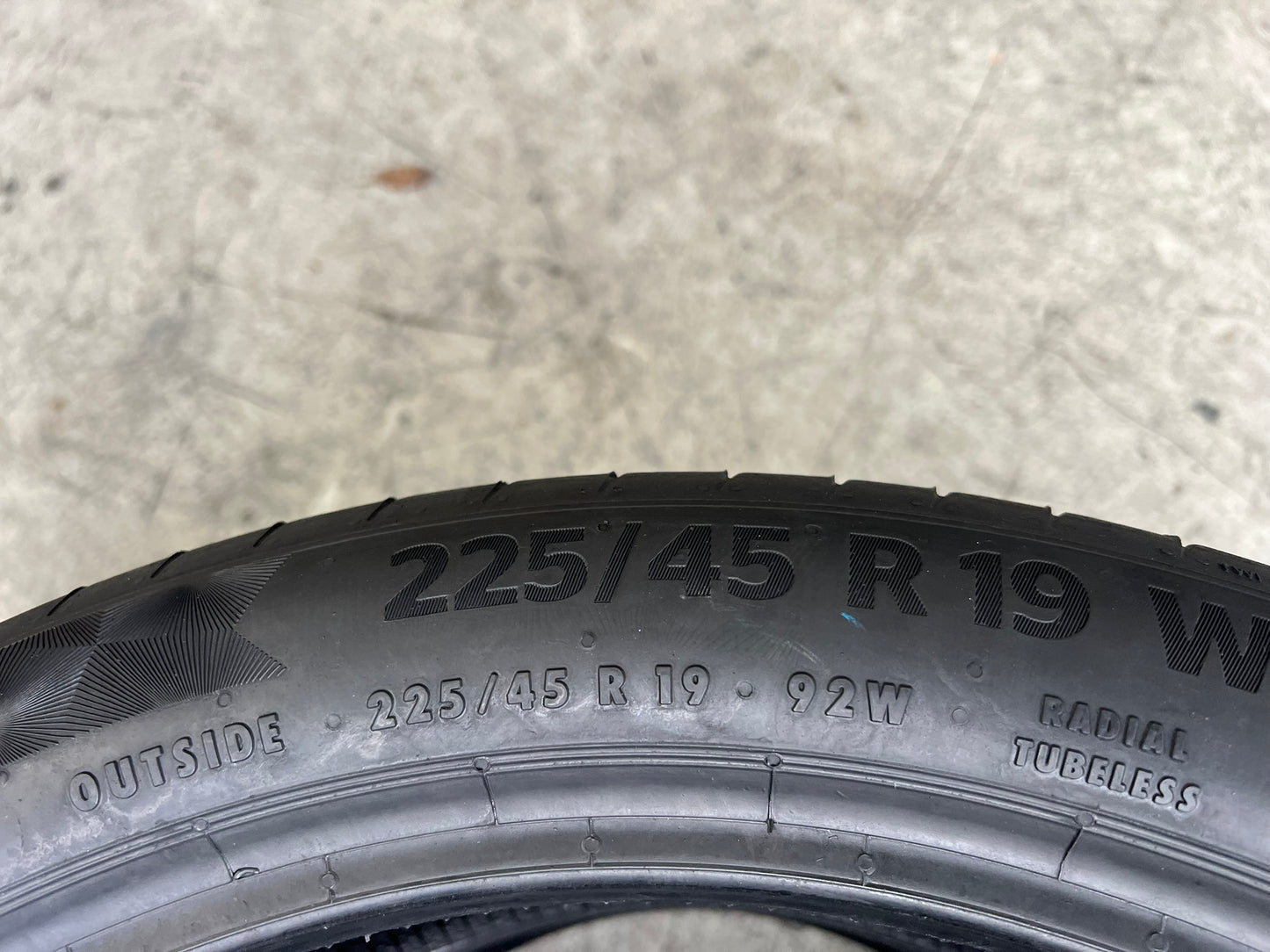 Usato: 2 Gomme 225/45R19 92W Continental RSC Estive 80% residui