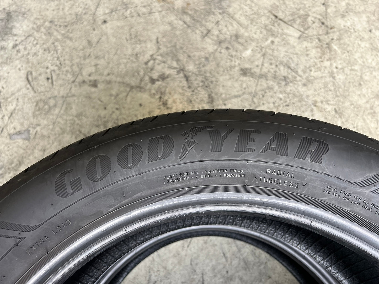 Usato: 2 Gomme 215/55R17 98W Goodyear estive 85% residui