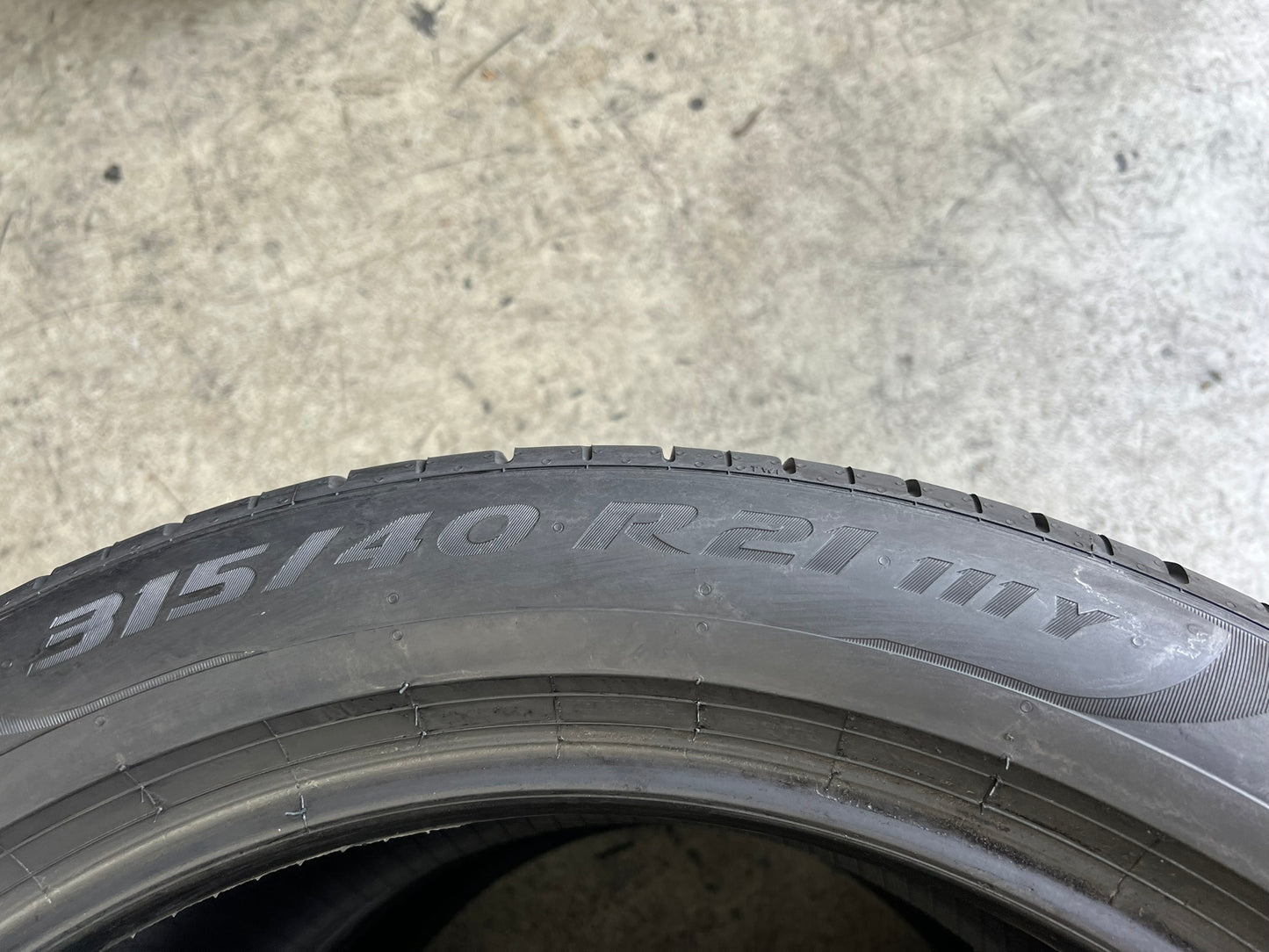 Usato: 2 Gomme 315/40R21 111Y Pirelli estive 80% residui DOT 2024