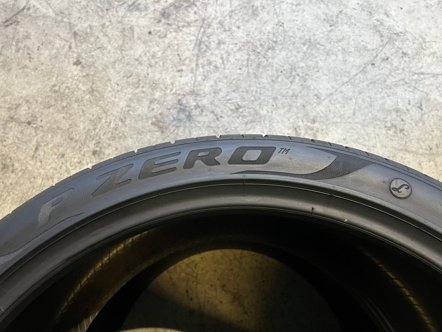 Usato: 2 Gomme 325/30R23 109Y XL Pirelli estive 90% residui