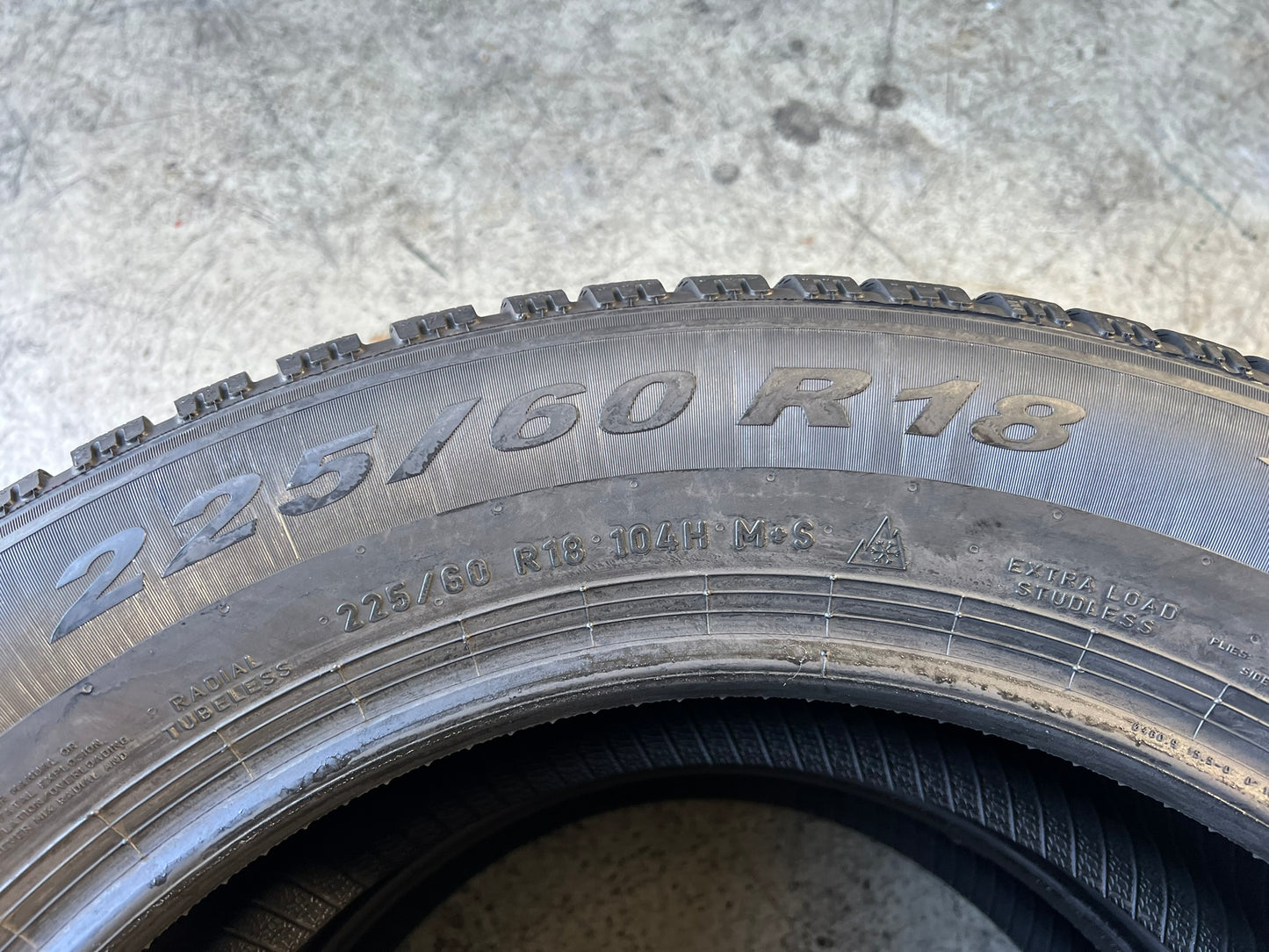 Usato: 2 Gomme 225/60R18 104H XL Pirelli invernali al 99% residui DOT 2023