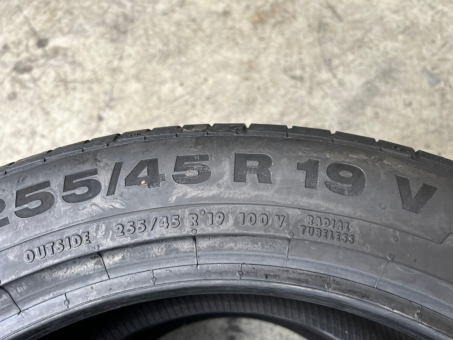 Usato: 2 Gomme 255/45R19 100V Continental Estive 85% residui