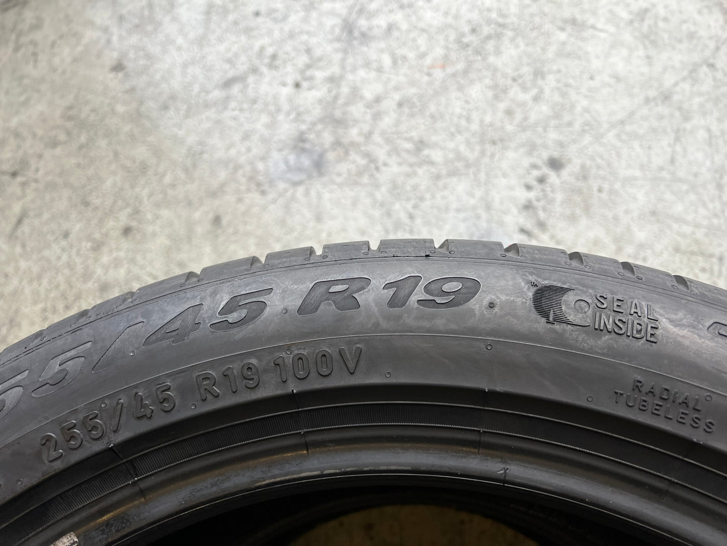 Usato: 2 Gomme 255/45R19 100V Pirelli Estive 85% residui