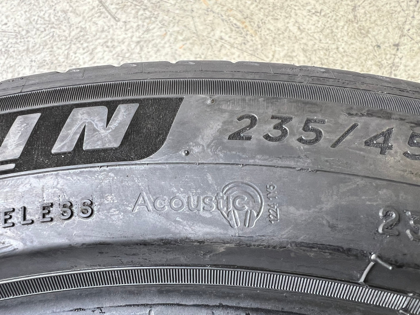 Usato: 4 Gomme 235/45R18 98V XL Michelin e.Primacy T2 Acoustic Estive 85% residui