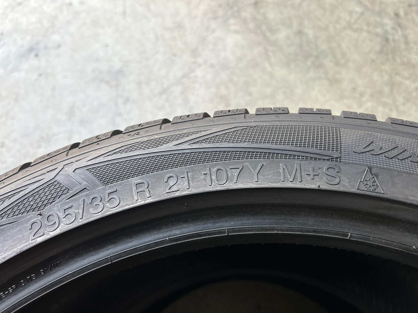 Usato: 2 Gomme 295/35R21 107Y XL Vredestein invernali 80% residui