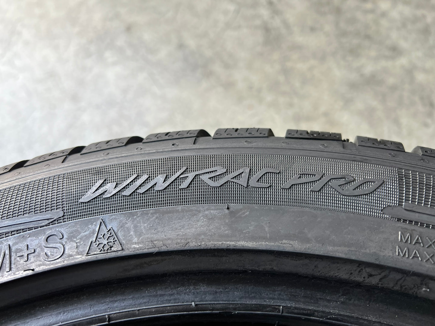 Usato: 2 Gomme 295/35R21 107Y XL Vredestein invernali 80% residui