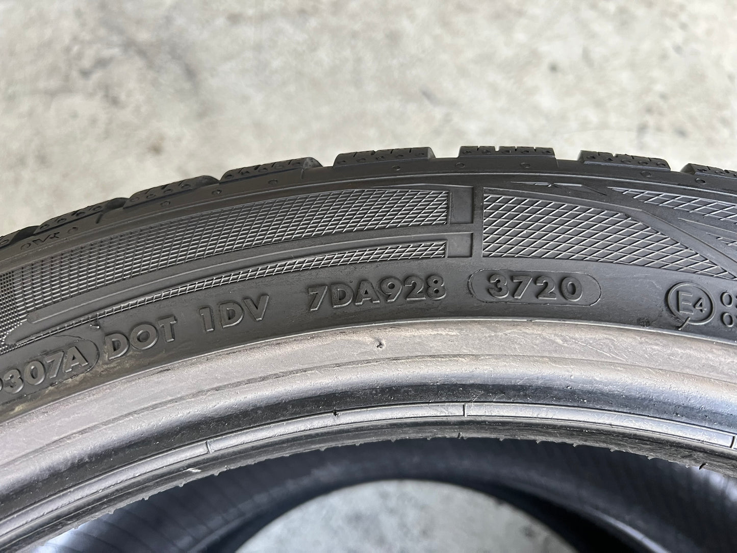 Usato: 2 Gomme 295/35R21 107Y XL Vredestein invernali 80% residui