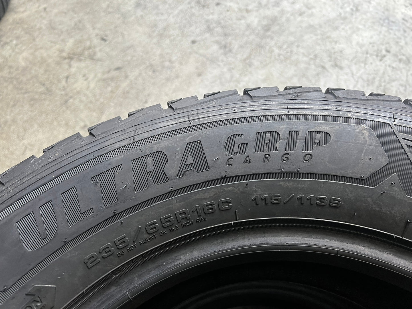 Usato: 2 Gomme 235/65R16C 115/113S Goodyear invernali 60% residui