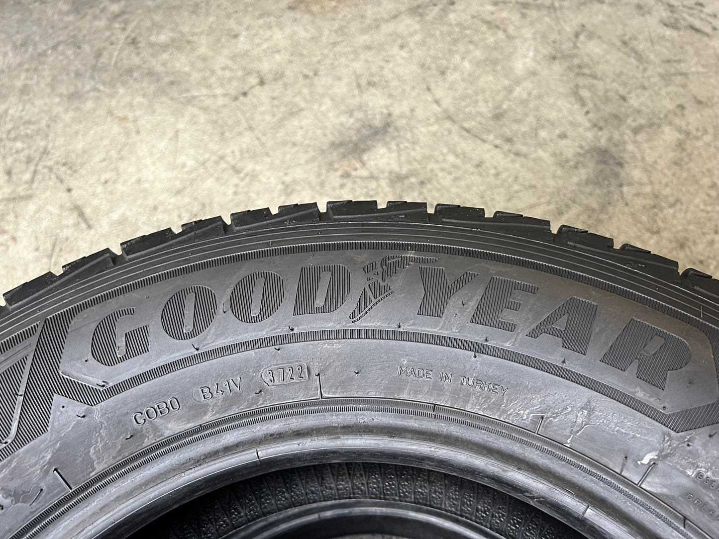 Usato: 2 Gomme 235/65R16C 115/113S Goodyear invernali 60% residui