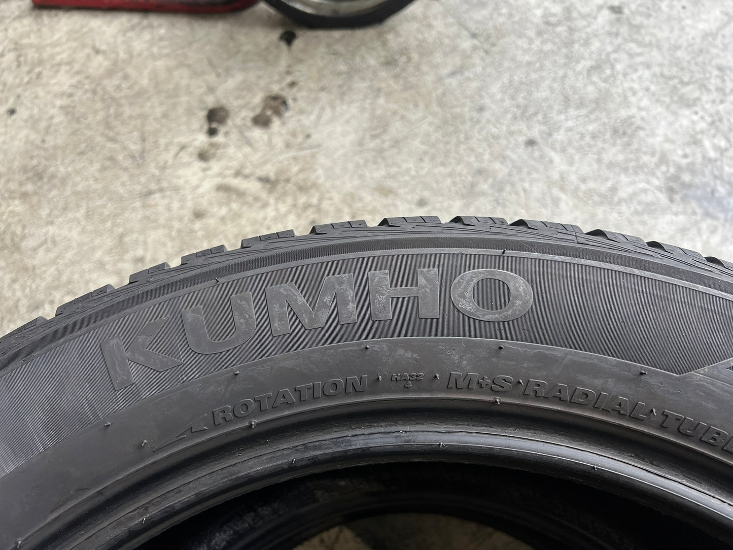 Usato: 2 Gomme 235/55R19 105W XL Kumho 4 Stagioni 80% residui