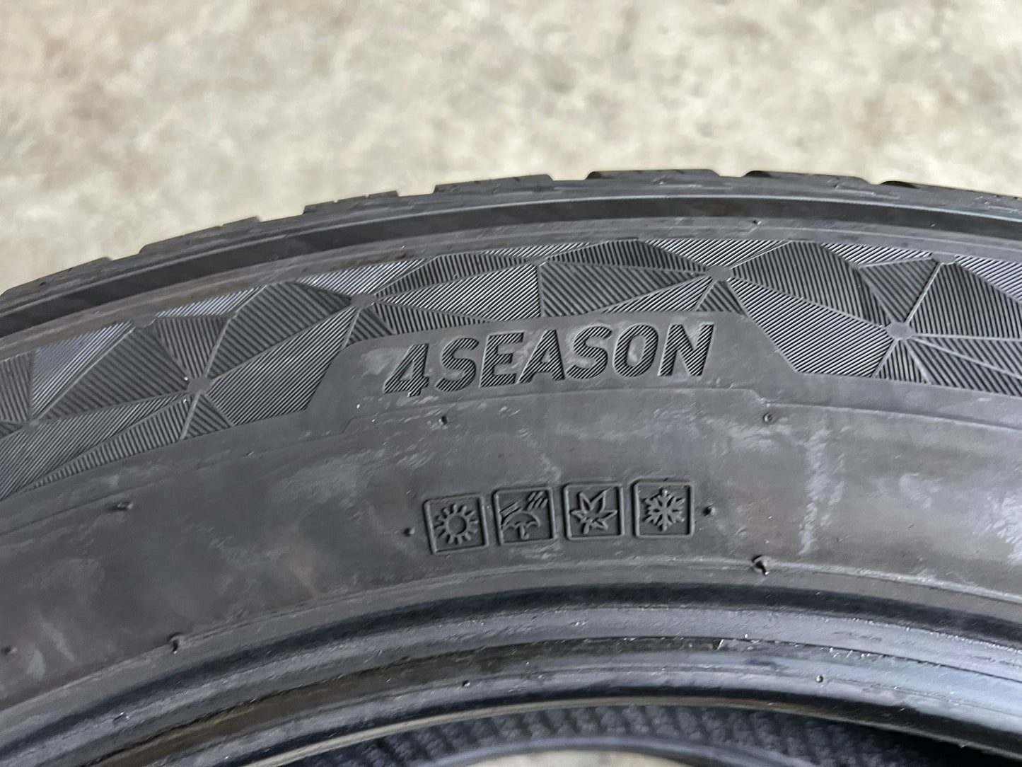 Usato: 2 Gomme 235/55R19 105W XL Kumho 4 Stagioni 80% residui