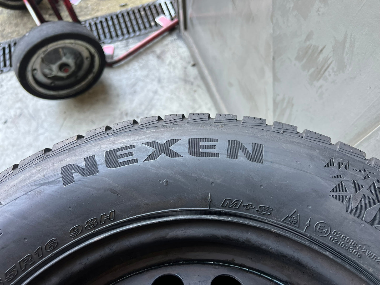 Nuovo: 4 Gomme Nexen WinGuard Sport 2 SUV 3PMSF 215/65R16 98H + Cerchi in ferro